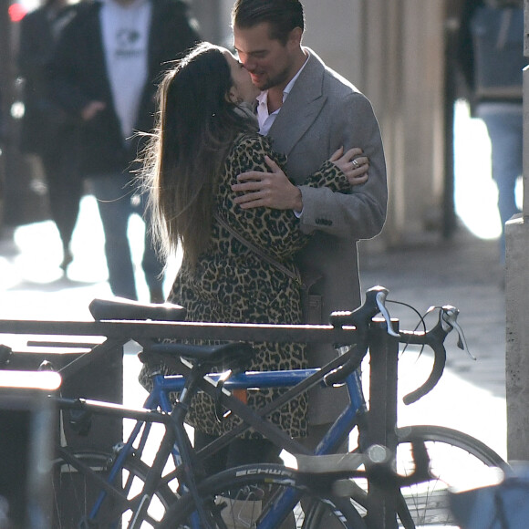Exclusif - Capucine Anav et son compagnon Victor sont allés choisir leurs alliances pour leur futur mariage, à la bijouterie Galeries Lafayette - Royal Quartz Paris rue Royal à Paris, France, le 7 février 2022.
