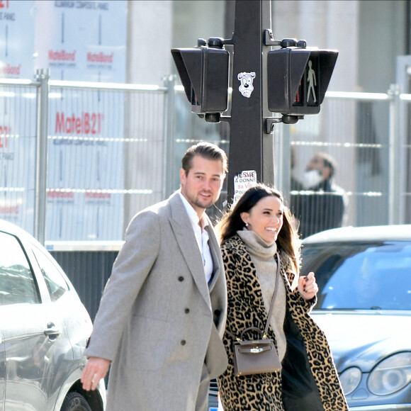 Exclusif - Capucine Anav et son compagnon Victor sont allés choisir leurs alliances pour leur futur mariage, à la bijouterie Galeries Lafayette - Royal Quartz Paris rue Royal à Paris, France, le 7 février 2022.