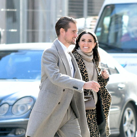Exclusif - Capucine Anav et son compagnon Victor sont allés choisir leurs alliances pour leur futur mariage, à la bijouterie Galeries Lafayette - Royal Quartz Paris rue Royal à Paris, France, le 7 février 2022.