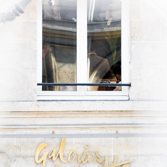 Exclusif - Capucine Anav et son compagnon Victor sont allés choisir leurs alliances pour leur futur mariage, à la bijouterie Galeries Lafayette - Royal Quartz Paris rue Royal à Paris, France, le 7 février 2022.
