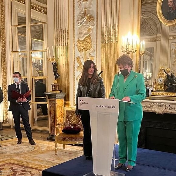 Jenifer a reçu les insignes de chevalier de l'Ordre des Arts et des Lettres, remis par la ministre de la Culture Roselyne Bachelot, le 14 février 2022.