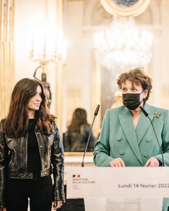Jenifer a reçu les insignes de chevalier de l'Ordre des Arts et des Lettres, remis par la ministre de la Culture Roselyne Bachelot, le 14 février 2022.