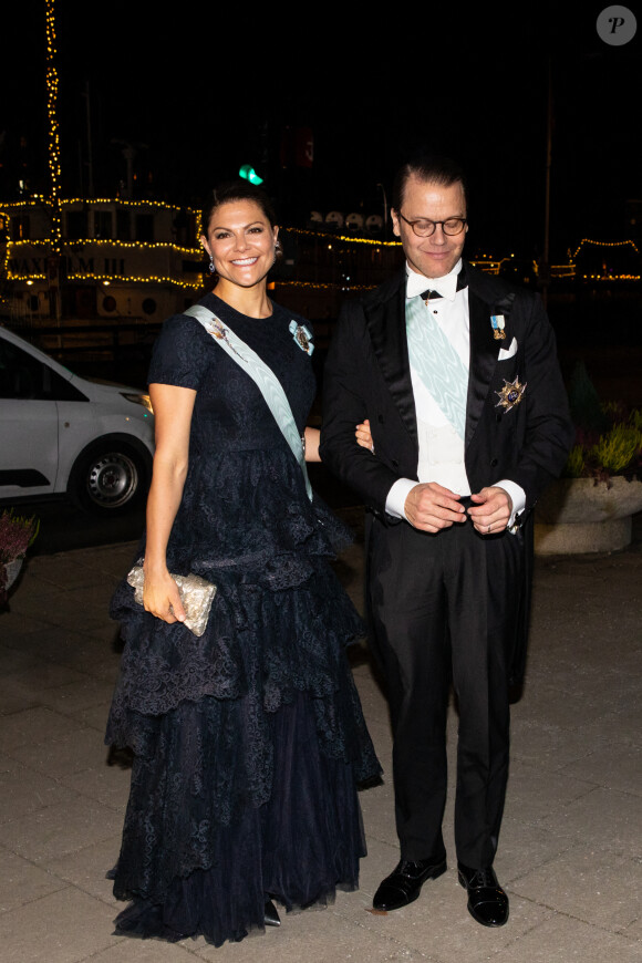 La princesse Victoria et le prince Daniel de Suède - La famille royale de Suède à son arrivée à la cérémonie du 250e anniversaire du "Kungl. Musikaliska Akademien" (Académie royale de musique) à Stockholm. Le 29 novembre 2021