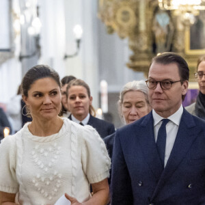 La princesse Victoria et le prince Daniel de Suède assistent à une messe à l'Eglise Saint-Pierre de Malmo, dans le comté de Scanie. Le 26 novembre 2021.