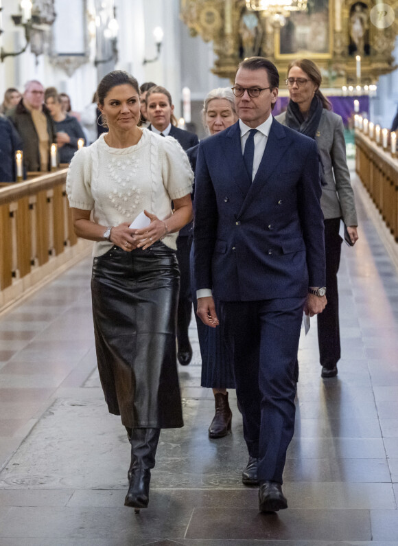 La princesse Victoria et le prince Daniel de Suède assistent à une messe à l'Eglise Saint-Pierre de Malmo, dans le comté de Scanie. Le 26 novembre 2021.
