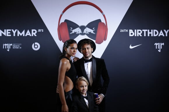 Neymar Jr avec sa compagne Bruna Marquezine et son fils Davi Lucca da Silva - Anniversaire du joueur de football du Paris Saint-Germain (PSG), le brésilien Neymar Jr qui fête ses 26 ans au Pavillon Cambon (1er arrondissement) à Paris, France, le 4 février 2018.