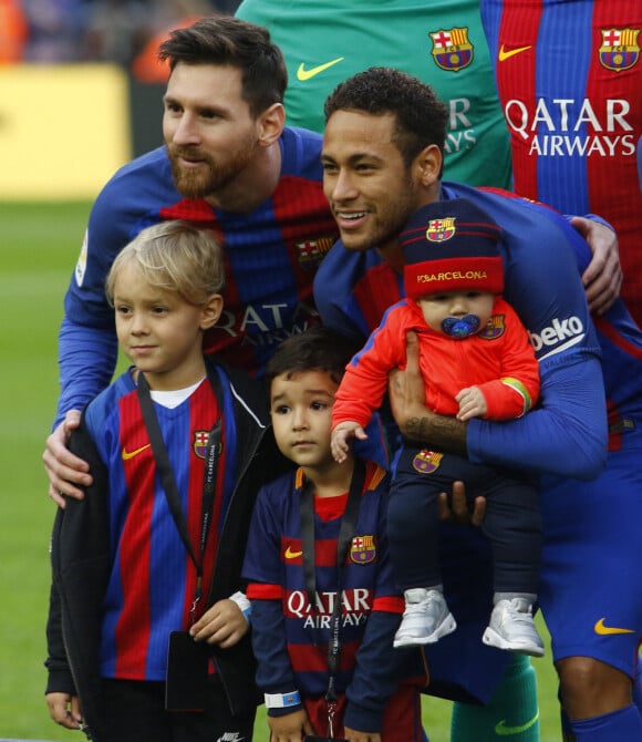 Lionel Messi et Neymar avec leurs enfants - Le footballeur du FC Barcelone Neymar pose avec son fils Davi Lucca et un bébé à Barcelone le 4 février 2017