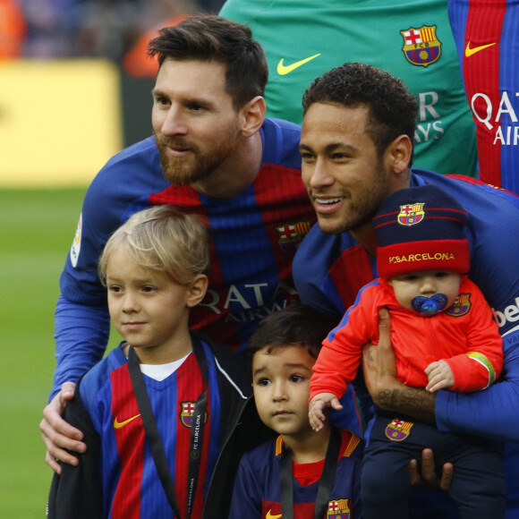 Lionel Messi et Neymar avec leurs enfants - Le footballeur du FC Barcelone Neymar pose avec son fils Davi Lucca et un bébé à Barcelone le 4 février 2017