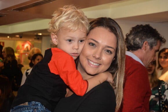 Le fils de Neymar, Davi Lucca, 2 ans pose dans les bras de sa mère Carolina Dantas, alors qu'il a défilé pour la marque Mini US au centre commercial Iguatemi à Sao Paulo, le 26 mars 2014.