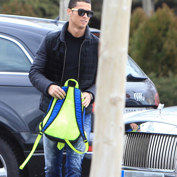 Semi-Exclusif - Cristiano Ronaldo est allé chercher son fils Cristiano Ronaldo Junior à l'école à Madrid, le 21 janvier 2015.