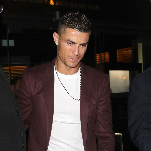 Cristiano Ronaldo, sa compagne Georgina Rodríguez et son fils Cristiano Ronaldo Jr. quittent le restaurant Zela à Londres le 13 novembre 2018.