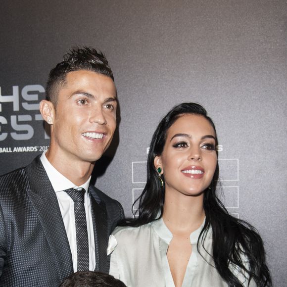 Cristiano Ronaldo, son fils Cristiano Jr et sa compagne Georgina Rodriguez enceinte - The Best FIFA Football Awards 2017 au London Palladium à Londres, le 23 octobre 2017. © Pierre Perusseau/Bestimage