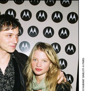 Raphaël et sa compagne Mélanie Thierry à Paris en 2004.