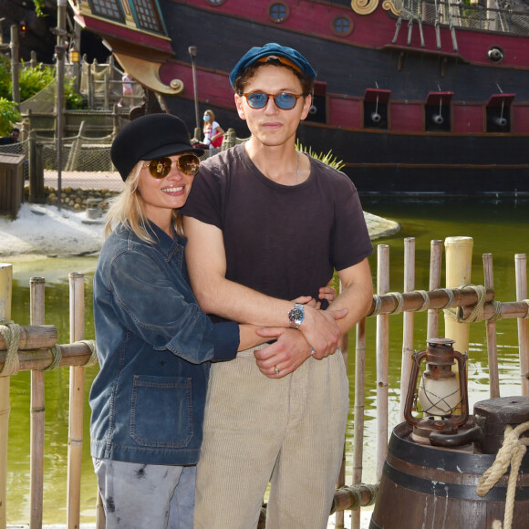 Mélanie Thierry et Raphaël à Disneyland Paris.