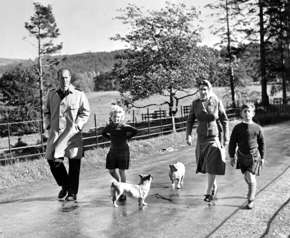 La reine Elizabeth II, le duc d'Edimbourg, la princesse Anne et le prince Charles, promenade avec les corgis à Balmoral en 1957.