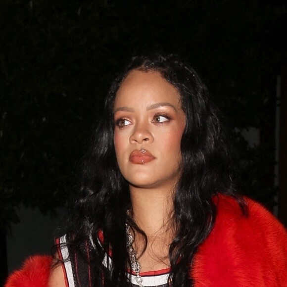 Exclusif - Rihanna, enceinte, quitte le restaurant "Nobu" après le dîner à Los Angeles, le 15 février 2022.