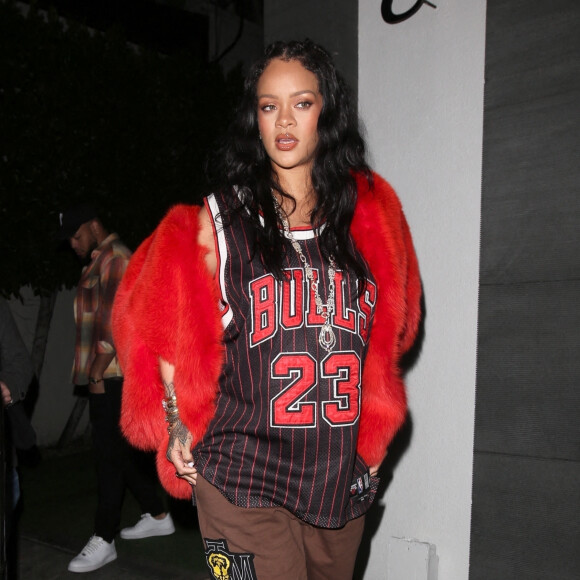 Exclusif - Rihanna, enceinte, quitte le restaurant "Nobu" après le dîner à Los Angeles, le 15 février 2022.