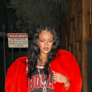 Exclusif - Rihanna, enceinte, quitte le restaurant "Nobu" après le dîner à Los Angeles, le 15 février 2022.