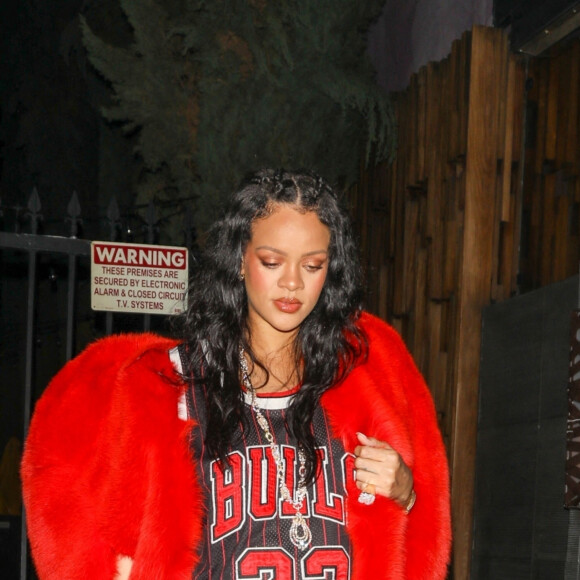 Exclusif - Rihanna, enceinte, quitte le restaurant "Nobu" après le dîner à Los Angeles, le 15 février 2022.