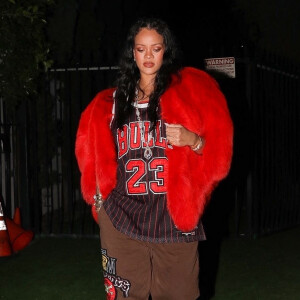 Exclusif - Rihanna, enceinte, quitte le restaurant "Nobu" après le dîner à Los Angeles, le 15 février 2022.