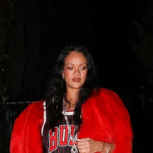 Exclusif - Rihanna, enceinte, quitte le restaurant "Nobu" après le dîner à Los Angeles, le 15 février 2022.