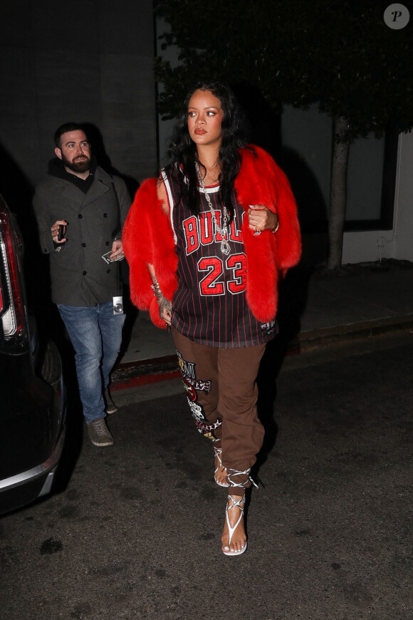 Exclusif - Rihanna, enceinte, quitte le restaurant "Nobu" après le dîner à Los Angeles, le 15 février 2022.