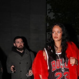 Exclusif - Rihanna, enceinte, quitte le restaurant "Nobu" après le dîner à Los Angeles, le 15 février 2022.