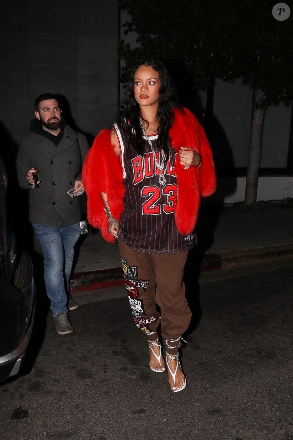 Exclusif - Rihanna, enceinte, quitte le restaurant "Nobu" après le dîner à Los Angeles, le 15 février 2022.