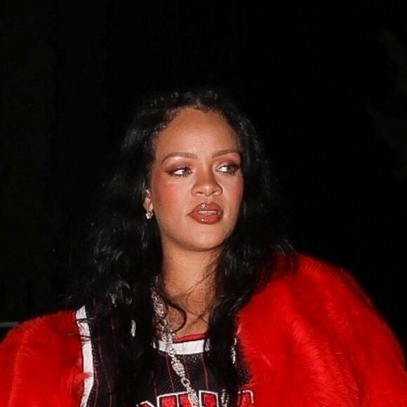 Exclusif - Rihanna, enceinte, quitte le restaurant "Nobu" après le dîner à Los Angeles, le 15 février 2022.