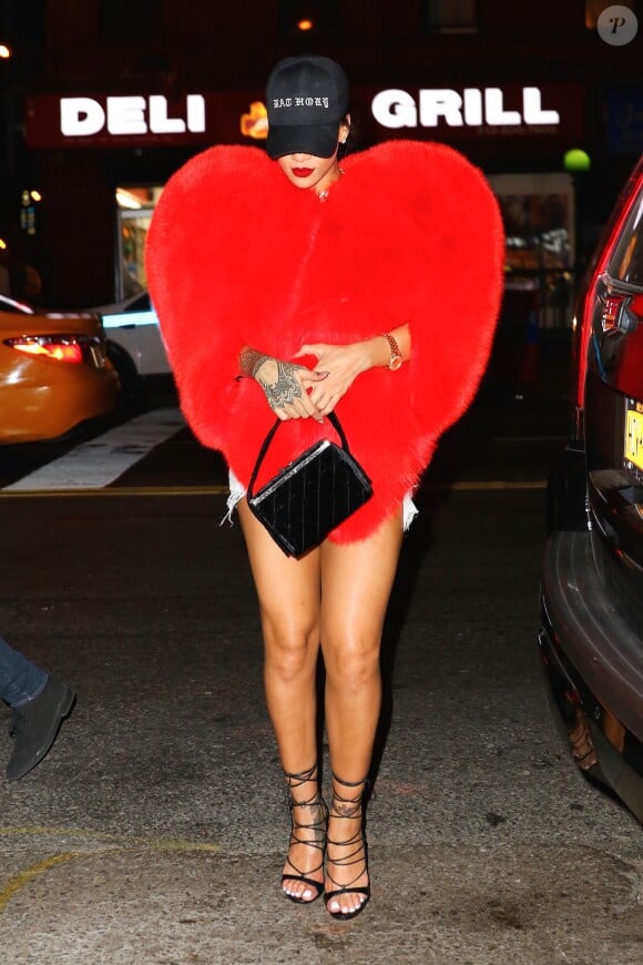 Rihanna à New York, porte une veste en fourrure Saint Laurent Paris par Hedi Slimane (La Collection de Paris), un short en jean Levi's, un sac Chanel et des sandales Dsquared² (modèle RiRi). Le 4 septembre 2016.