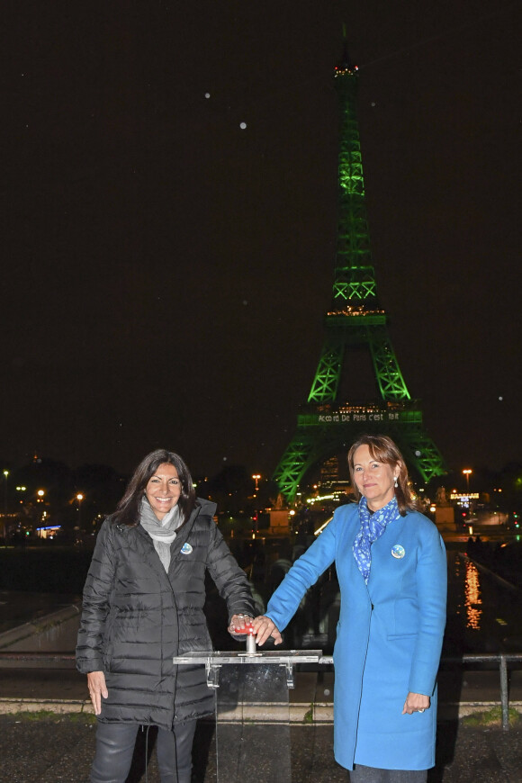 Ségolène Royal et Anne Hidalgo allument la Tour Eiffel en vert pour fêter l'entrée en vigueur de l'accord de Paris sur le climat à Paris le 4 novembre 2016
