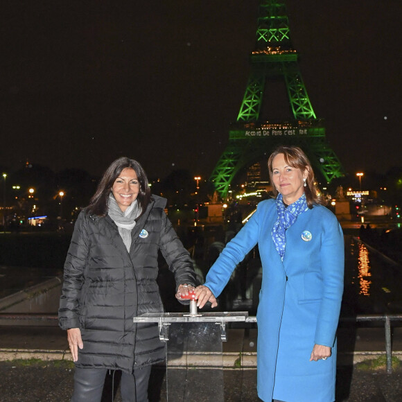 Ségolène Royal et Anne Hidalgo allument la Tour Eiffel en vert pour fêter l'entrée en vigueur de l'accord de Paris sur le climat à Paris le 4 novembre 2016