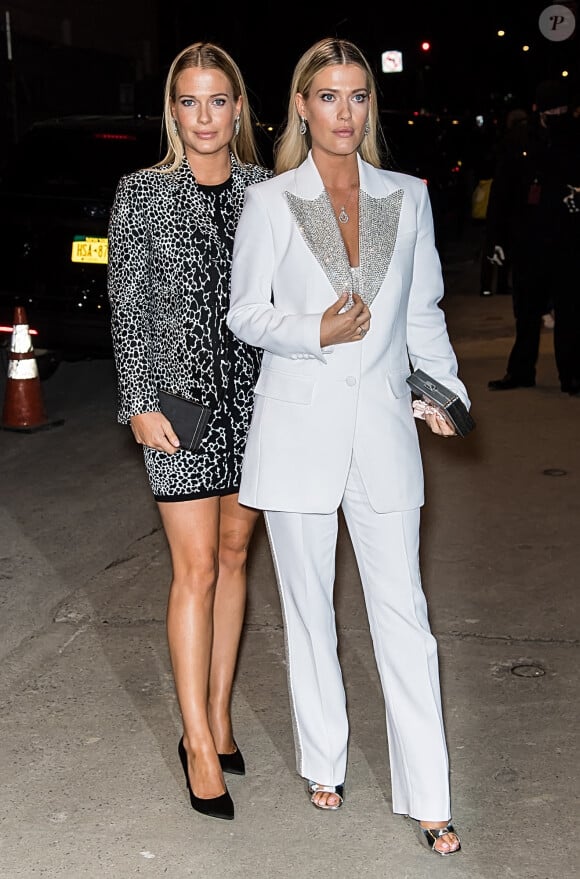 Amelia et Eliza Spencer, les nièces de la défunte Lady Diana, ont assisté au défilé Michael Kors Collection (collection automne-hiver 2022-2023) au Terminal 5, à New York. Le 15 février 2022.