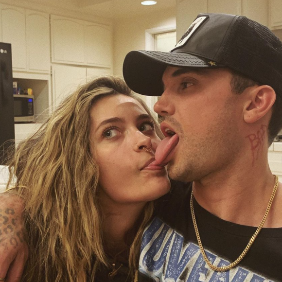 Paris Jackson est-elle à nouveau en couple ? La fille de Michael Jackson a été surprise en compagnie d'un certain Michael Bradley le soir de la Saint-Valentin.