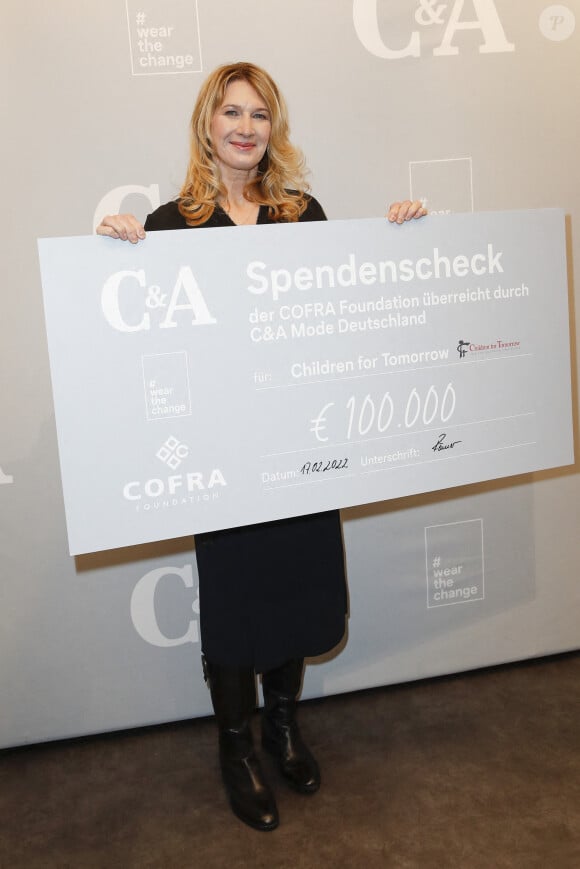 Steffi Graf reçoit un chèque caritatif pour sa fondation Children for Tomorrow au magasin C&A du centre commercial Mercado à Hambourg, Allemagne, le 17 février 2022. © Andre Mischke/API/Bestimage