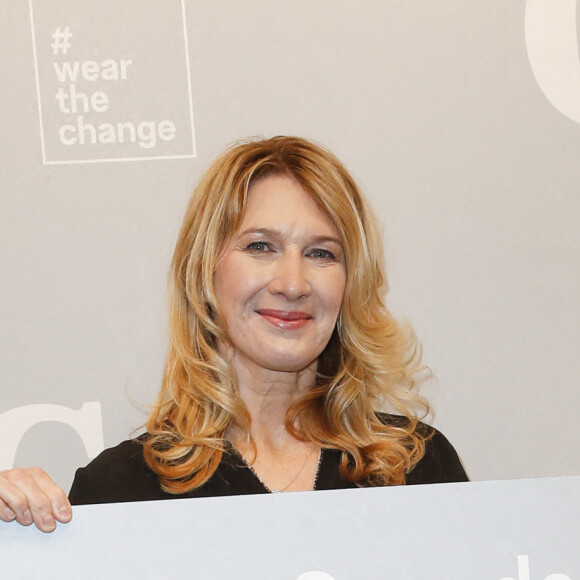 Steffi Graf reçoit un chèque caritatif pour sa fondation Children for Tomorrow au magasin C&A du centre commercial Mercado à Hambourg, Allemagne, le 17 février 2022. © Andre Mischke/API/Bestimage
