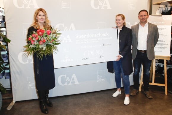 Steffi Graf reçoit un chèque caritatif pour sa fondation Children for Tomorrow au magasin C&A du centre commercial Mercado à Hambourg, Allemagne, le 17 février 2022. © Andre Mischke/API/Bestimage 