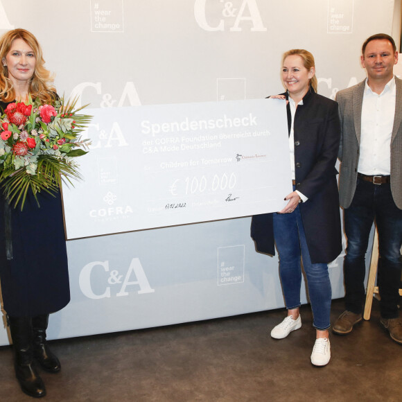 Steffi Graf reçoit un chèque caritatif pour sa fondation Children for Tomorrow au magasin C&A du centre commercial Mercado à Hambourg, Allemagne, le 17 février 2022. © Andre Mischke/API/Bestimage 