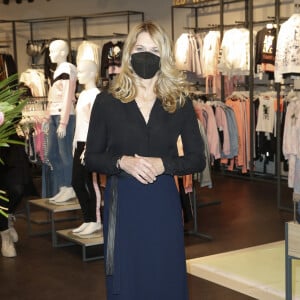 Steffi Graf reçoit un chèque caritatif pour sa fondation Children for Tomorrow au magasin C&A du centre commercial Mercado à Hambourg, Allemagne, le 17 février 2022. © Andre Mischke/API/Bestimage