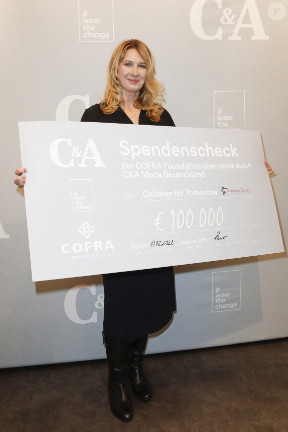Steffi Graf reçoit un chèque caritatif pour sa fondation Children for Tomorrow au magasin C&A du centre commercial Mercado à Hambourg, Allemagne, le 17 février 2022. © Andre Mischke/API/Bestimage