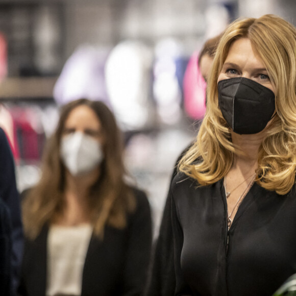 Steffi Graf remet un chèque de don au profit de la "Children for Tomorrow Foundation" au C&A d'Hambourg, le 17 février 2022.