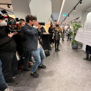 Steffi Graf remet un chèque de don au profit de la "Children for Tomorrow Foundation" au C&A d'Hambourg, le 17 février 2022.