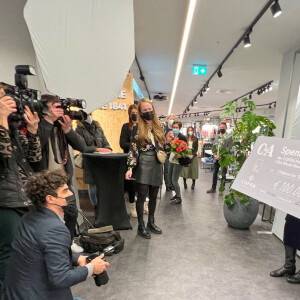 Steffi Graf remet un chèque de don au profit de la "Children for Tomorrow Foundation" au C&A d'Hambourg, le 17 février 2022.