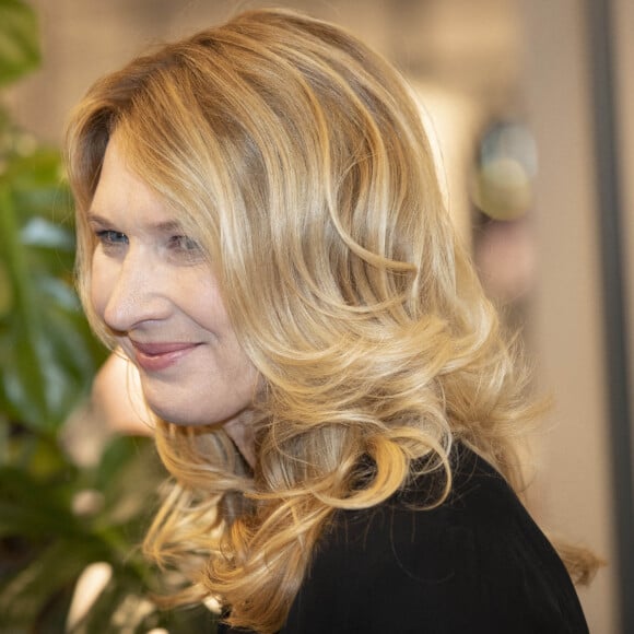 Steffi Graf remet un chèque de don au profit de la "Children for Tomorrow Foundation" au C&A d'Hambourg, le 17 février 2022.