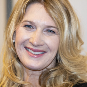 Steffi Graf remet un chèque de don au profit de la "Children for Tomorrow Foundation" au C&A d'Hambourg, le 17 février 2022.