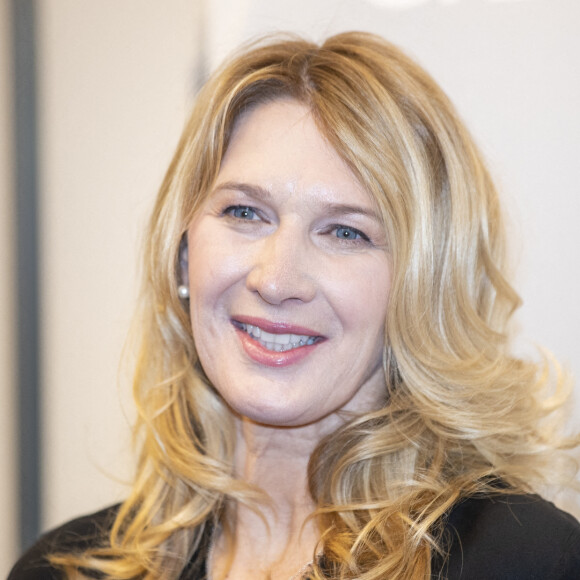 Steffi Graf remet un chèque de don au profit de la "Children for Tomorrow Foundation" au C&A d'Hambourg, le 17 février 2022.