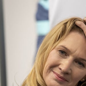 Steffi Graf remet un chèque de don au profit de la "Children for Tomorrow Foundation" au C&A d'Hambourg, le 17 février 2022.