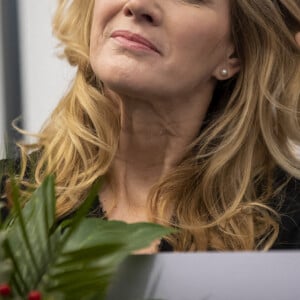 Steffi Graf remet un chèque de don au profit de la "Children for Tomorrow Foundation" au C&A d'Hambourg, le 17 février 2022.