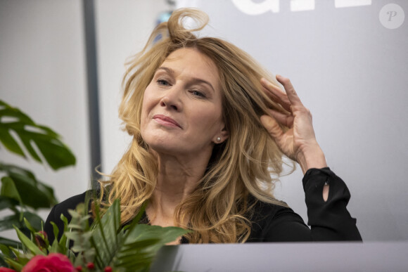 Steffi Graf remet un chèque de don au profit de la "Children for Tomorrow Foundation" au C&A d'Hambourg, le 17 février 2022.