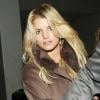 Jessica simpson arrive à l'aéroport de LAX de Los Angeles le 10 janvier 2010. Elle est immédiatement pris en main par un homme de la sécurité qui l'accompagne à sa voiture